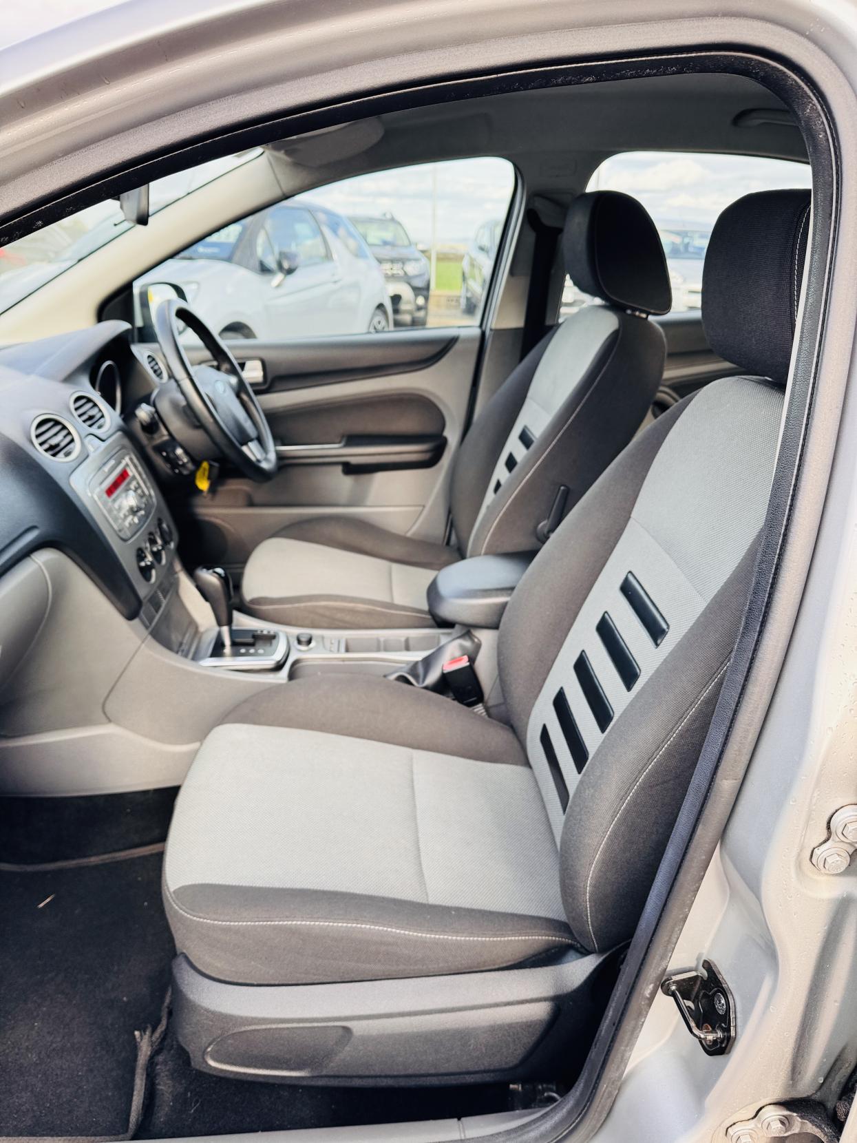 Ford Focus 1.6 Zetec Hatchback 5dr Petrol Automatic (184 g/km, 99 bhp)