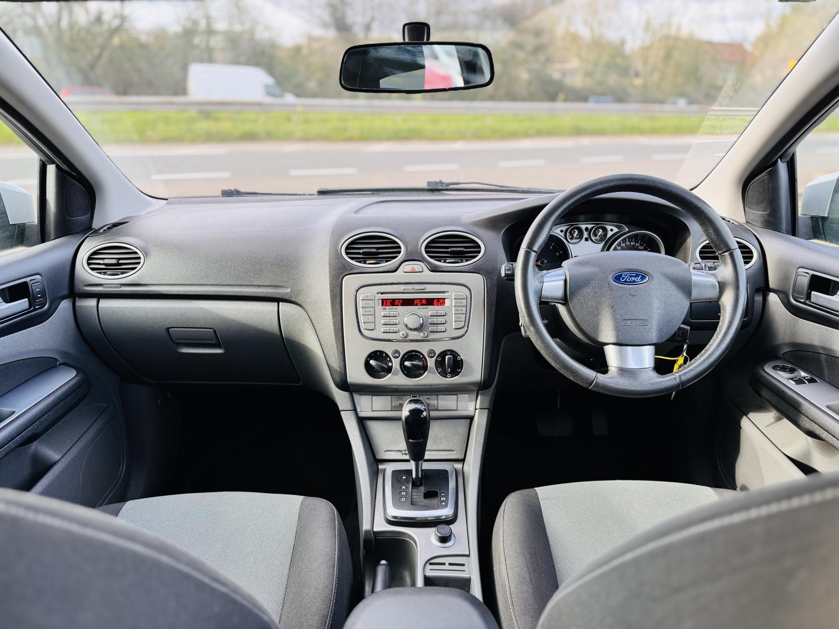 Ford Focus 1.6 Zetec Hatchback 5dr Petrol Automatic (184 g/km, 99 bhp)