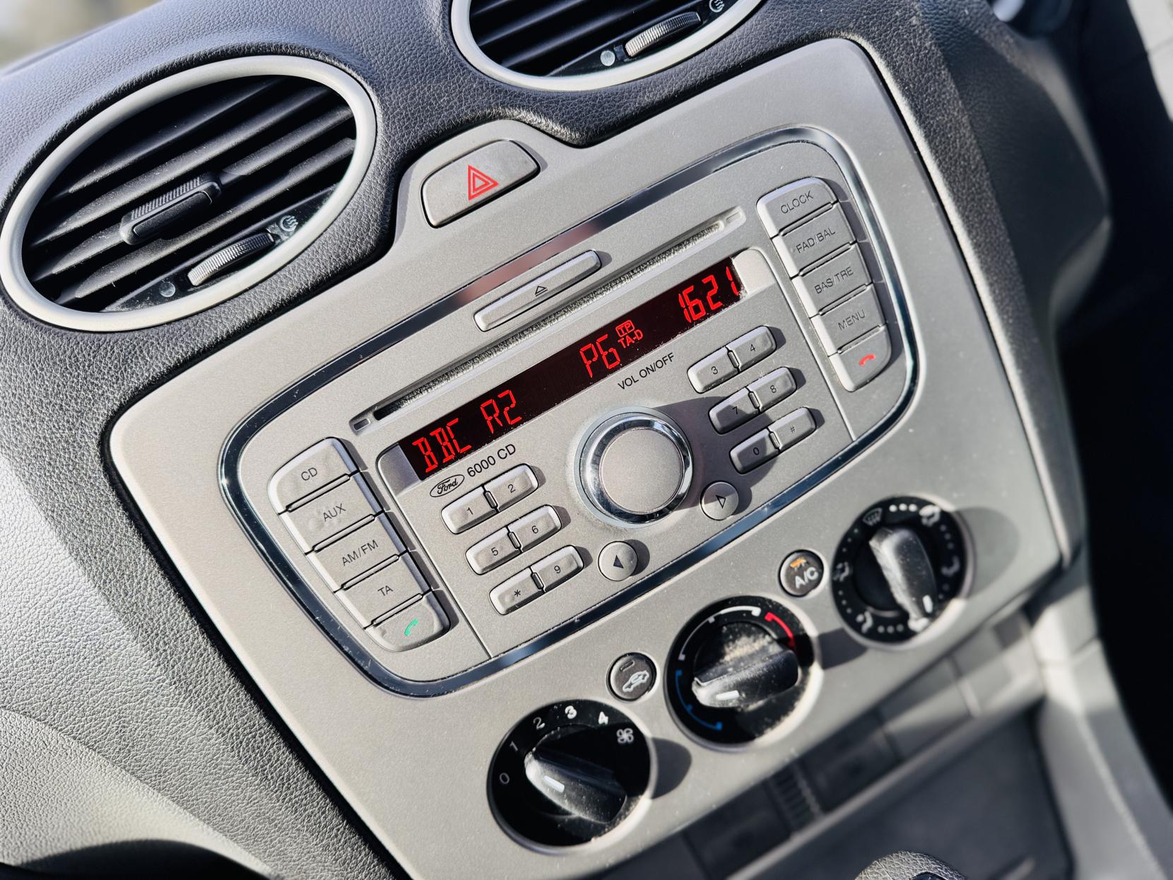 Ford Focus 1.6 Zetec Hatchback 5dr Petrol Automatic (184 g/km, 99 bhp)