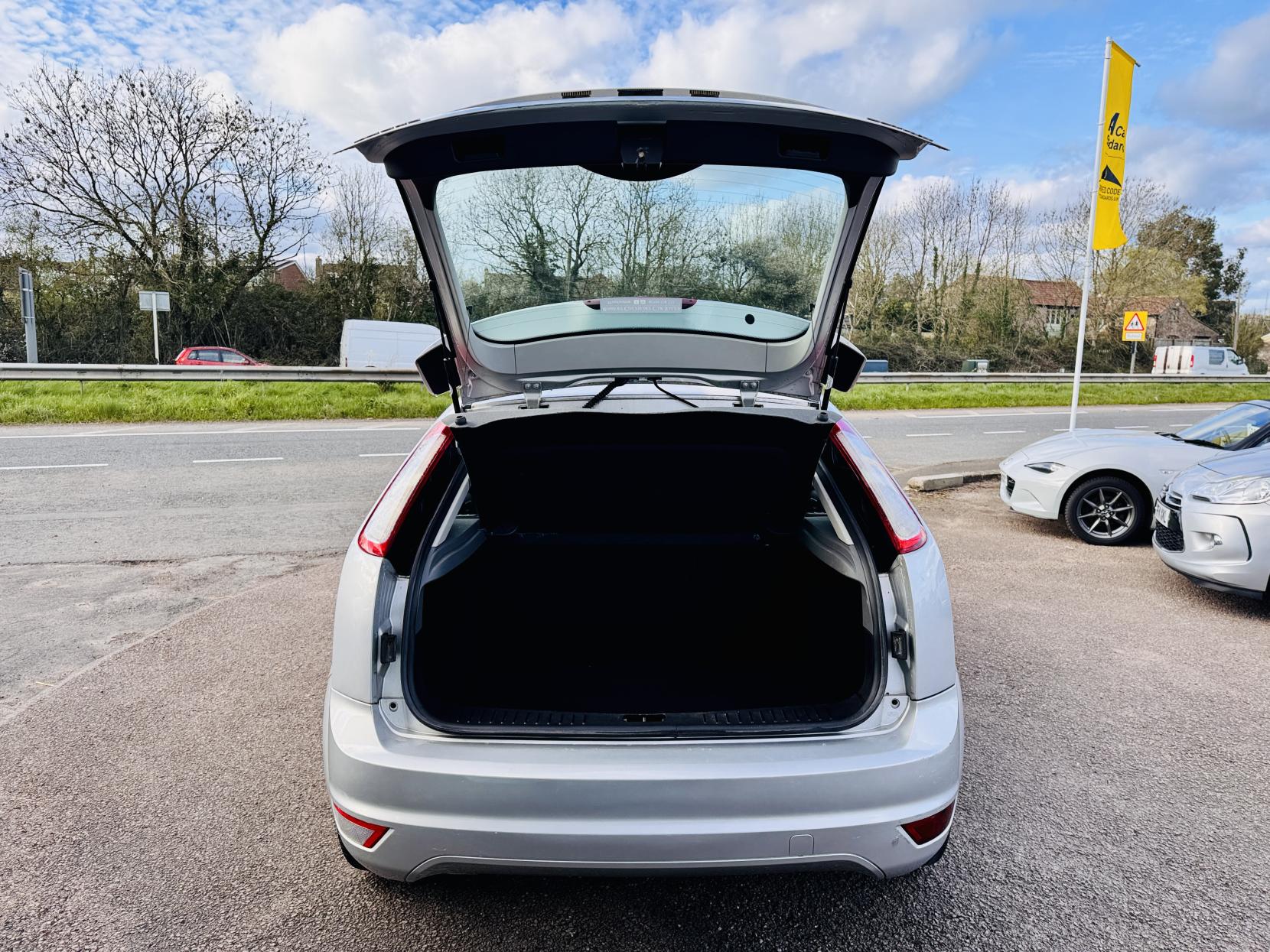 Ford Focus 1.6 Zetec Hatchback 5dr Petrol Automatic (184 g/km, 99 bhp)