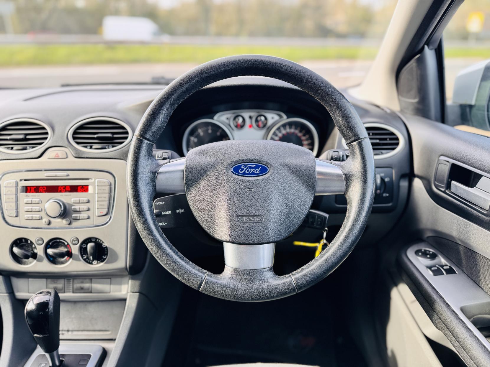 Ford Focus 1.6 Zetec Hatchback 5dr Petrol Automatic (184 g/km, 99 bhp)