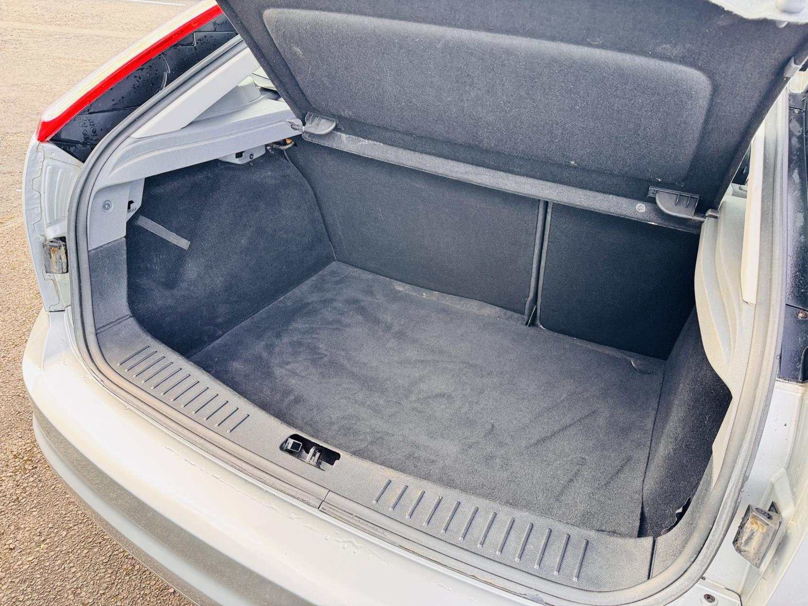 Ford Focus 1.6 Zetec Hatchback 5dr Petrol Automatic (184 g/km, 99 bhp)