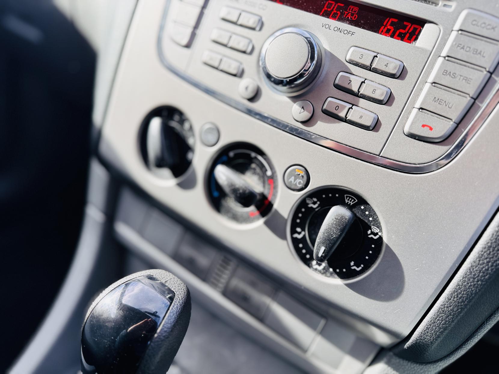 Ford Focus 1.6 Zetec Hatchback 5dr Petrol Automatic (184 g/km, 99 bhp)