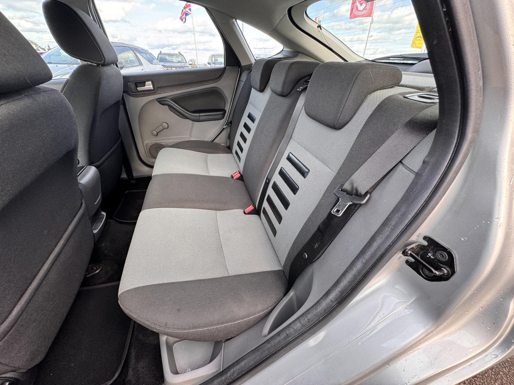 Ford Focus 1.6 Zetec Hatchback 5dr Petrol Automatic (184 g/km, 99 bhp)