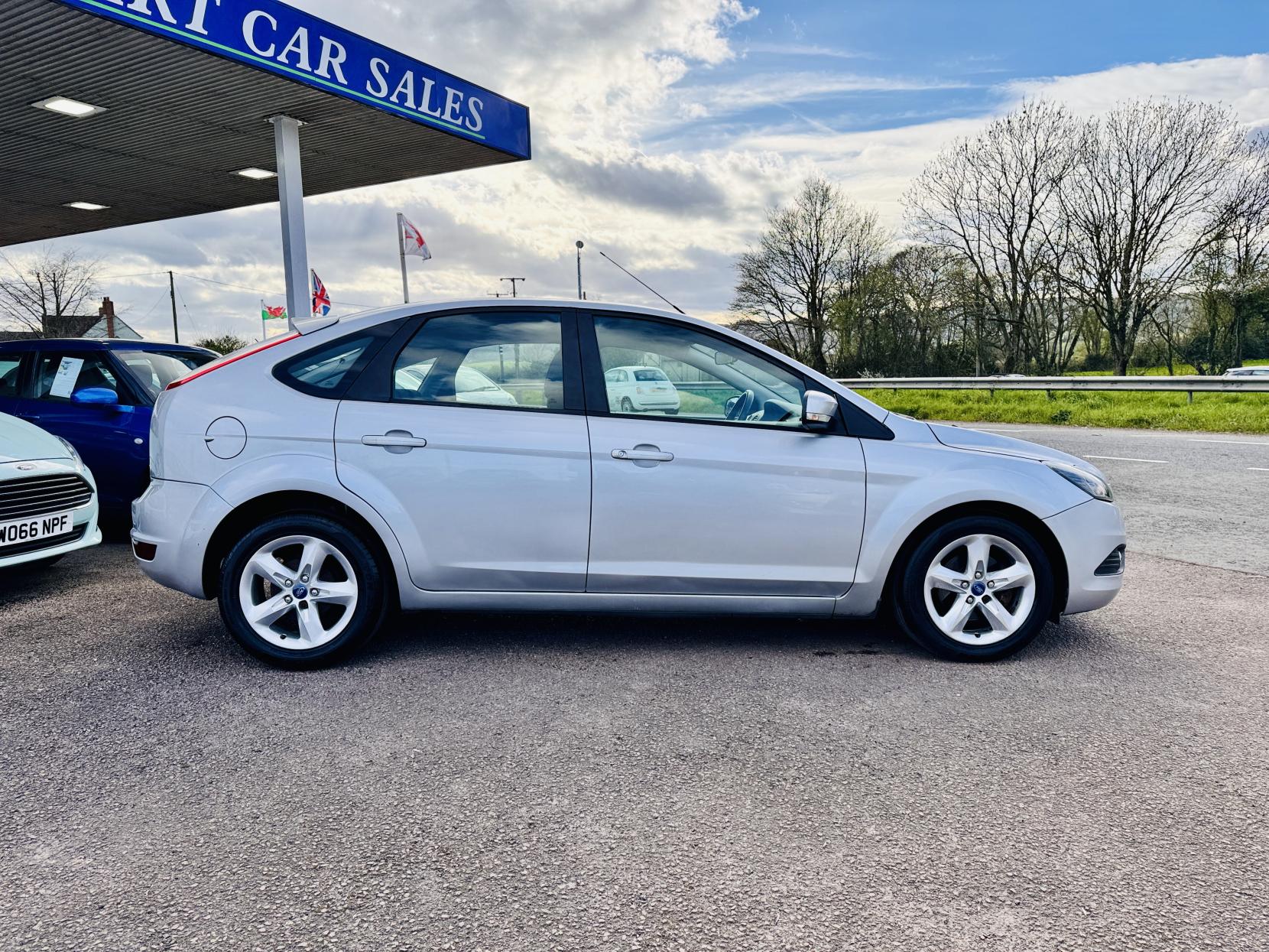 Ford Focus 1.6 Zetec Hatchback 5dr Petrol Automatic (184 g/km, 99 bhp)