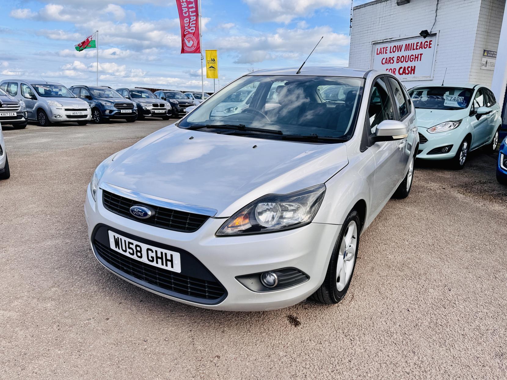Ford Focus 1.6 Zetec Hatchback 5dr Petrol Automatic (184 g/km, 99 bhp)