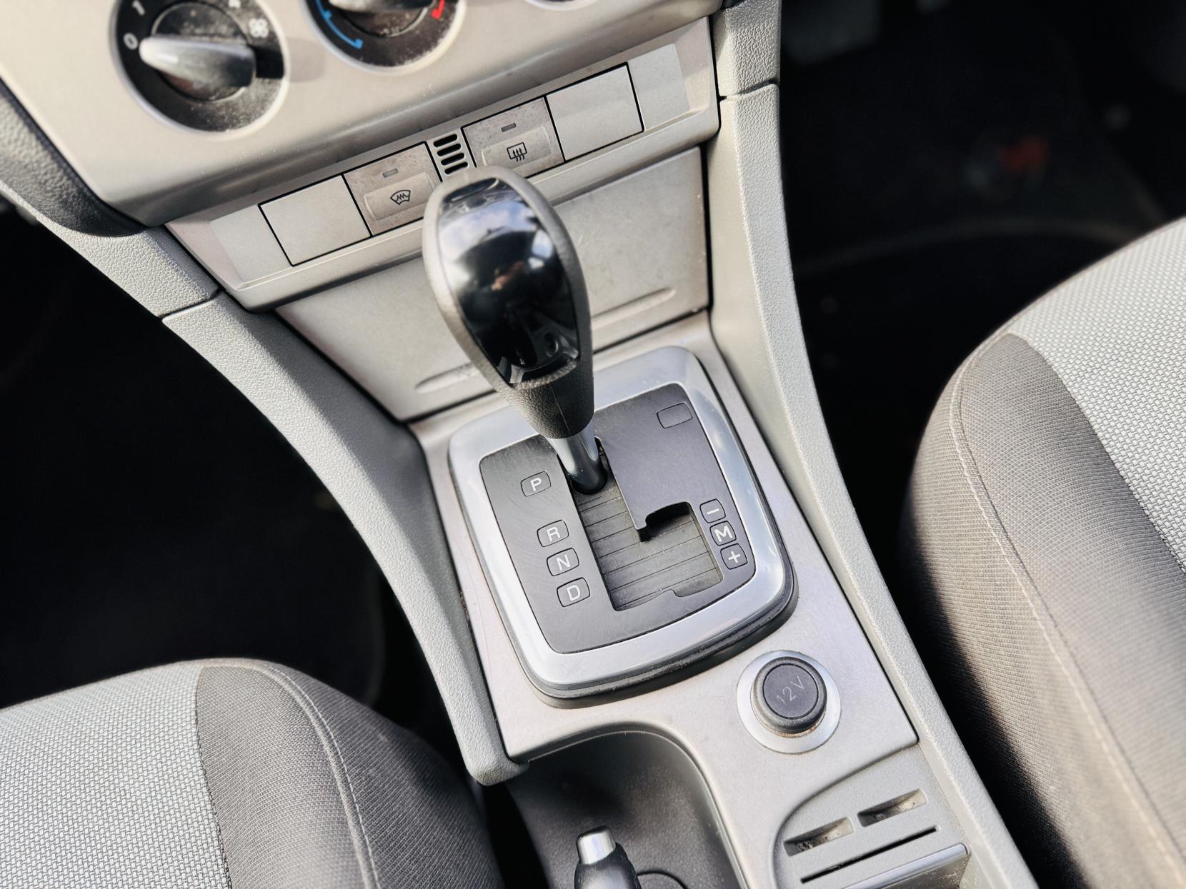 Ford Focus 1.6 Zetec Hatchback 5dr Petrol Automatic (184 g/km, 99 bhp)