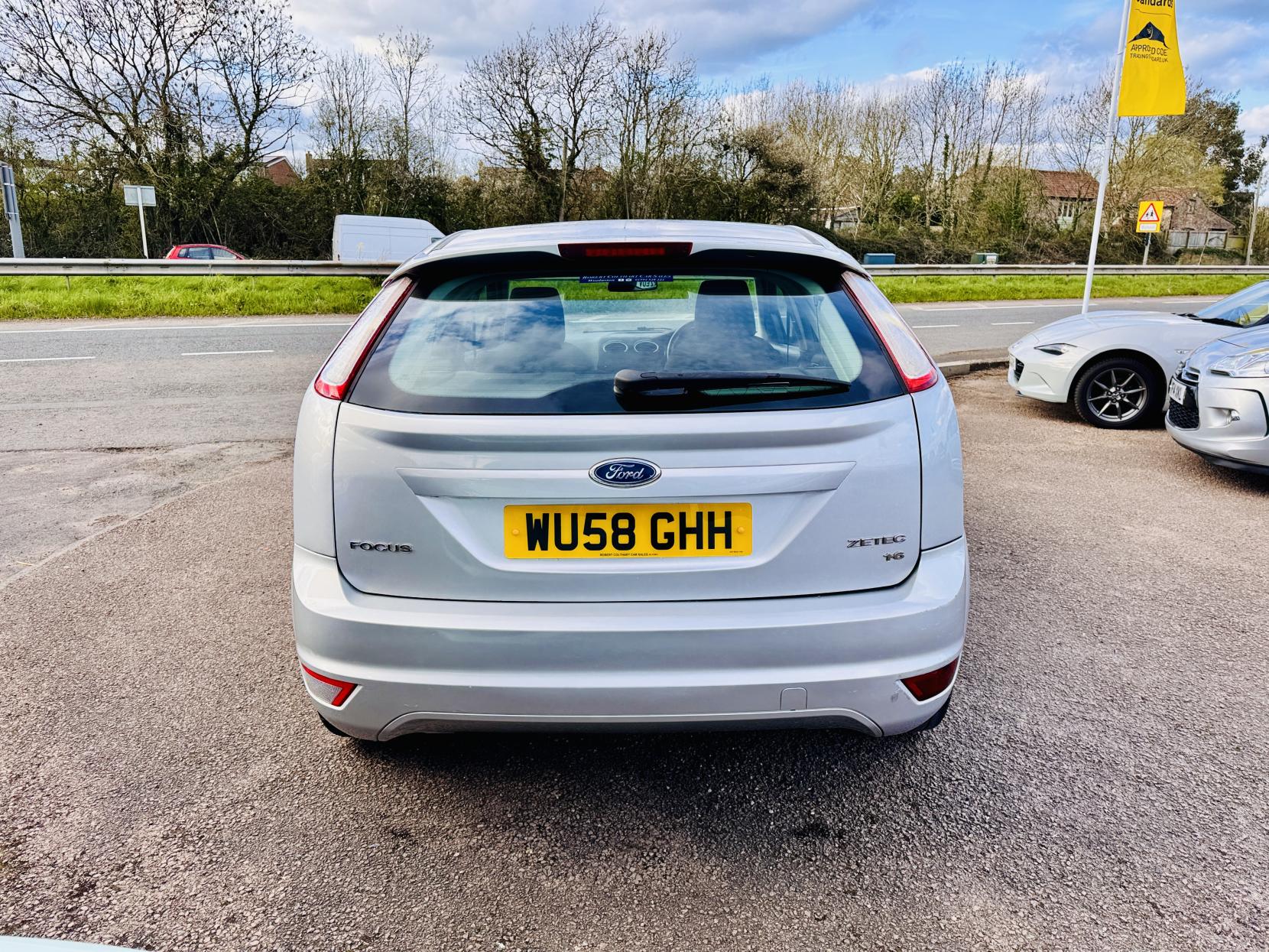 Ford Focus 1.6 Zetec Hatchback 5dr Petrol Automatic (184 g/km, 99 bhp)