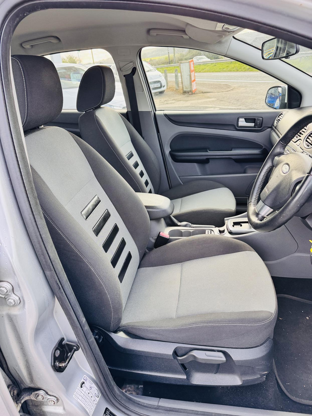 Ford Focus 1.6 Zetec Hatchback 5dr Petrol Automatic (184 g/km, 99 bhp)