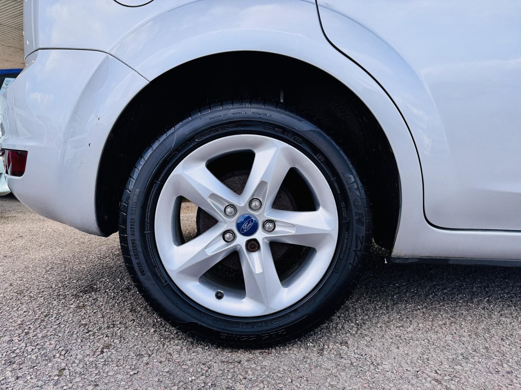 Ford Focus 1.6 Zetec Hatchback 5dr Petrol Automatic (184 g/km, 99 bhp)