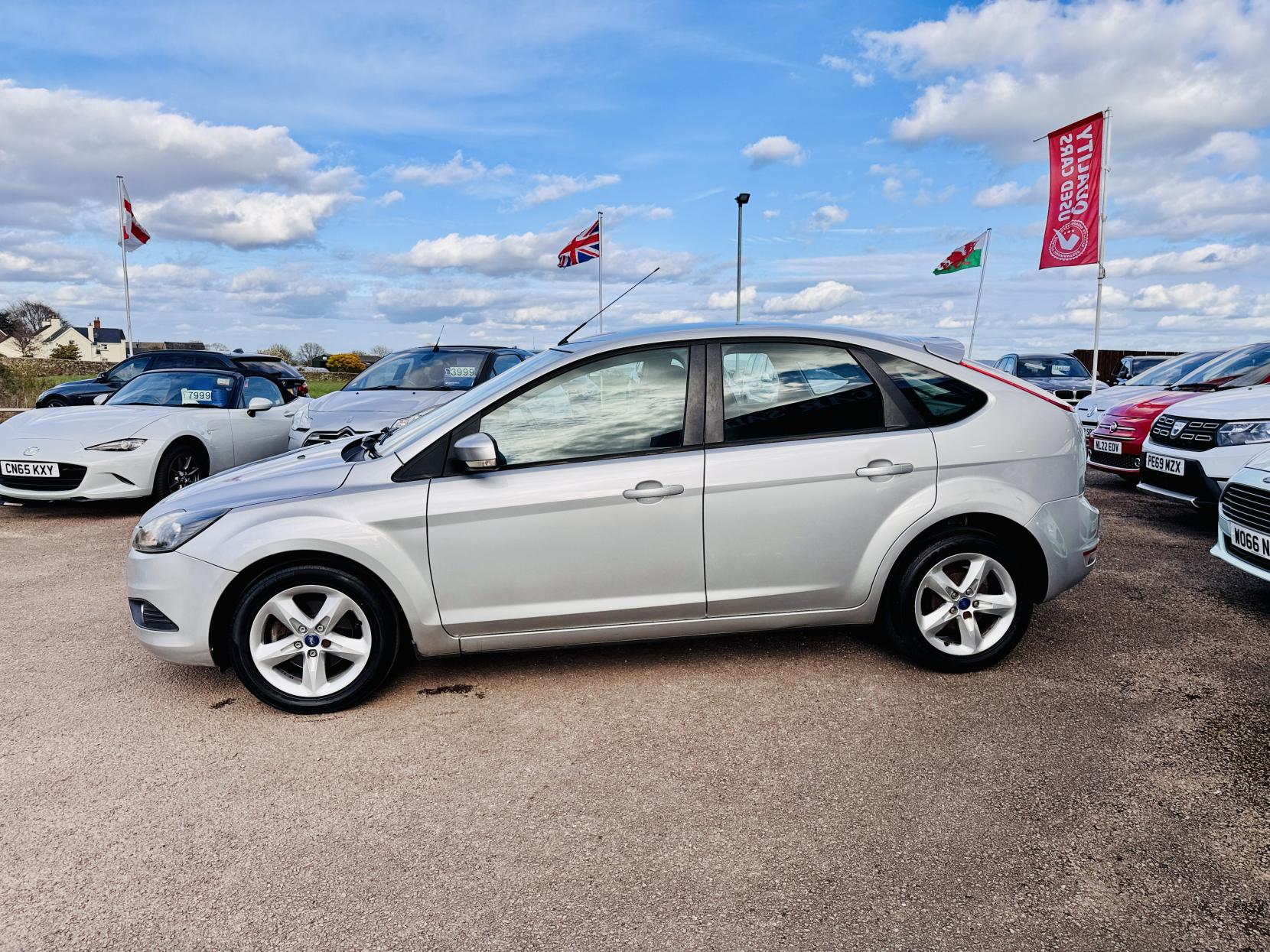 Ford Focus 1.6 Zetec Hatchback 5dr Petrol Automatic (184 g/km, 99 bhp)