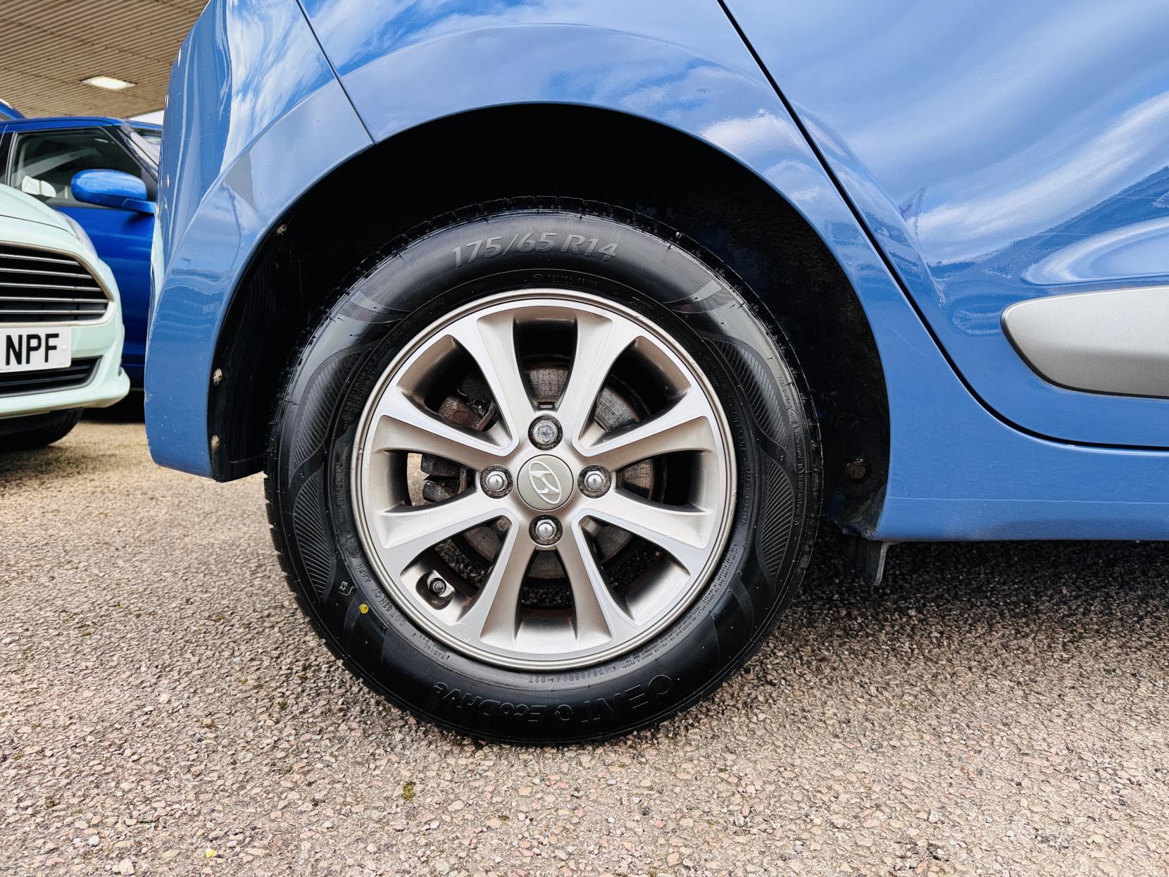 Hyundai i10 1.2 Premium Hatchback 5dr Petrol Manual Euro 5 (87 ps)