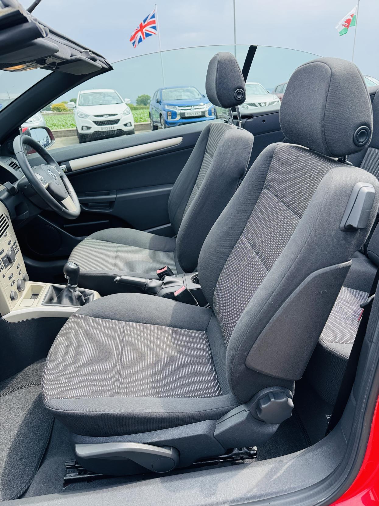 Vauxhall Astra 1.6i TwinAir Air Twin Top 2dr Petrol Manual (163 g/km, 113 bhp)