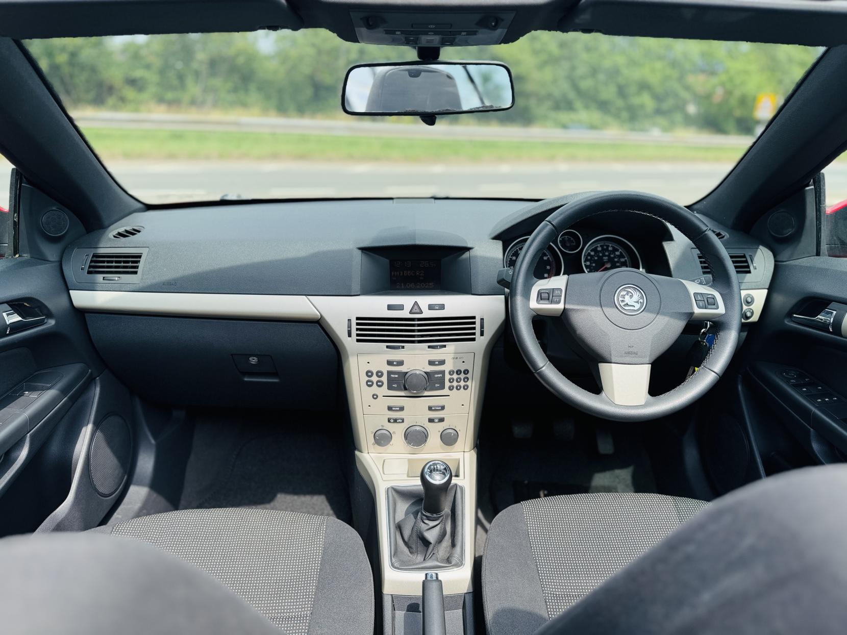 Vauxhall Astra 1.6i TwinAir Air Twin Top 2dr Petrol Manual (163 g/km, 113 bhp)