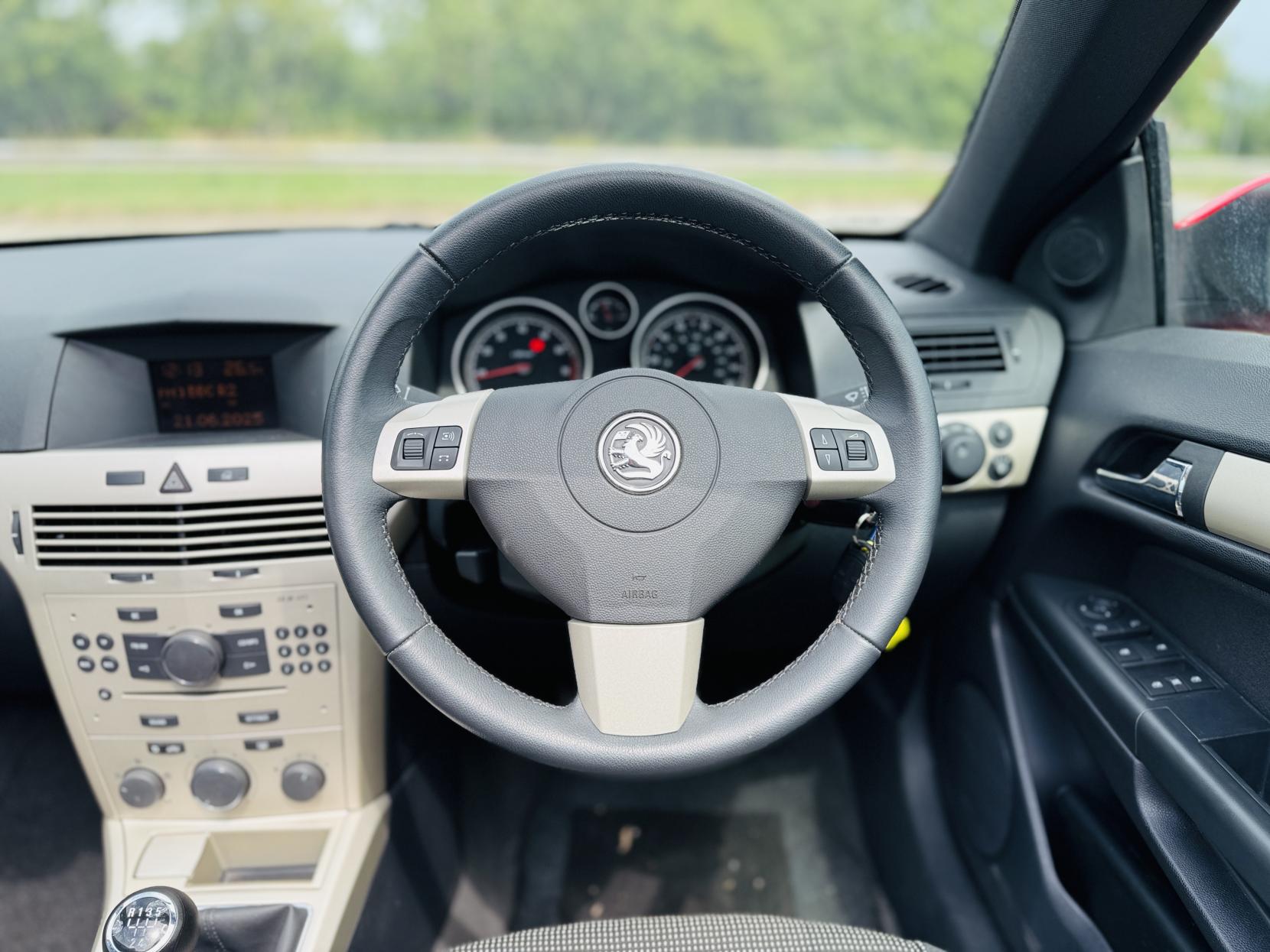 Vauxhall Astra 1.6i TwinAir Air Twin Top 2dr Petrol Manual (163 g/km, 113 bhp)