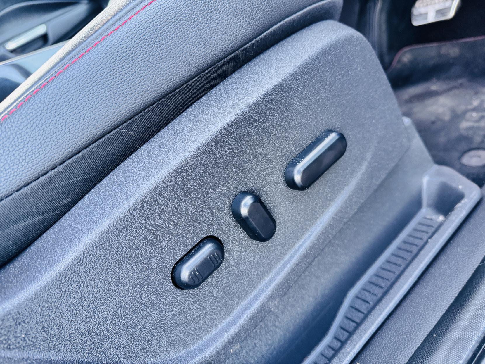 Ford Kuga 2.0 TDCi EcoBlue ST-Line Edition SUV 5dr Diesel Powershift AWD Euro 6 (s/s) (180 ps)